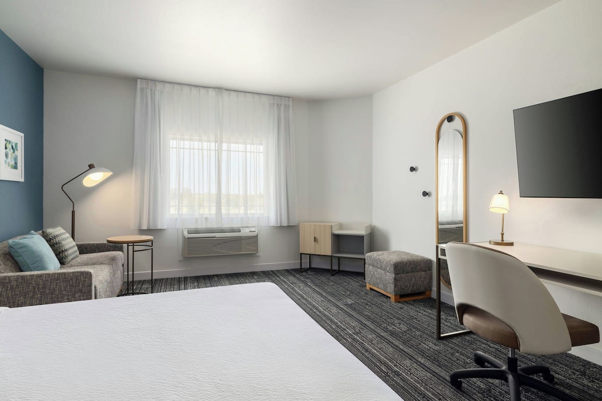 Suite – deluxe, 1 kingsize-seng med sovesofa | Skrivebord, skrivebord for bærbar PC og blendingsgardiner