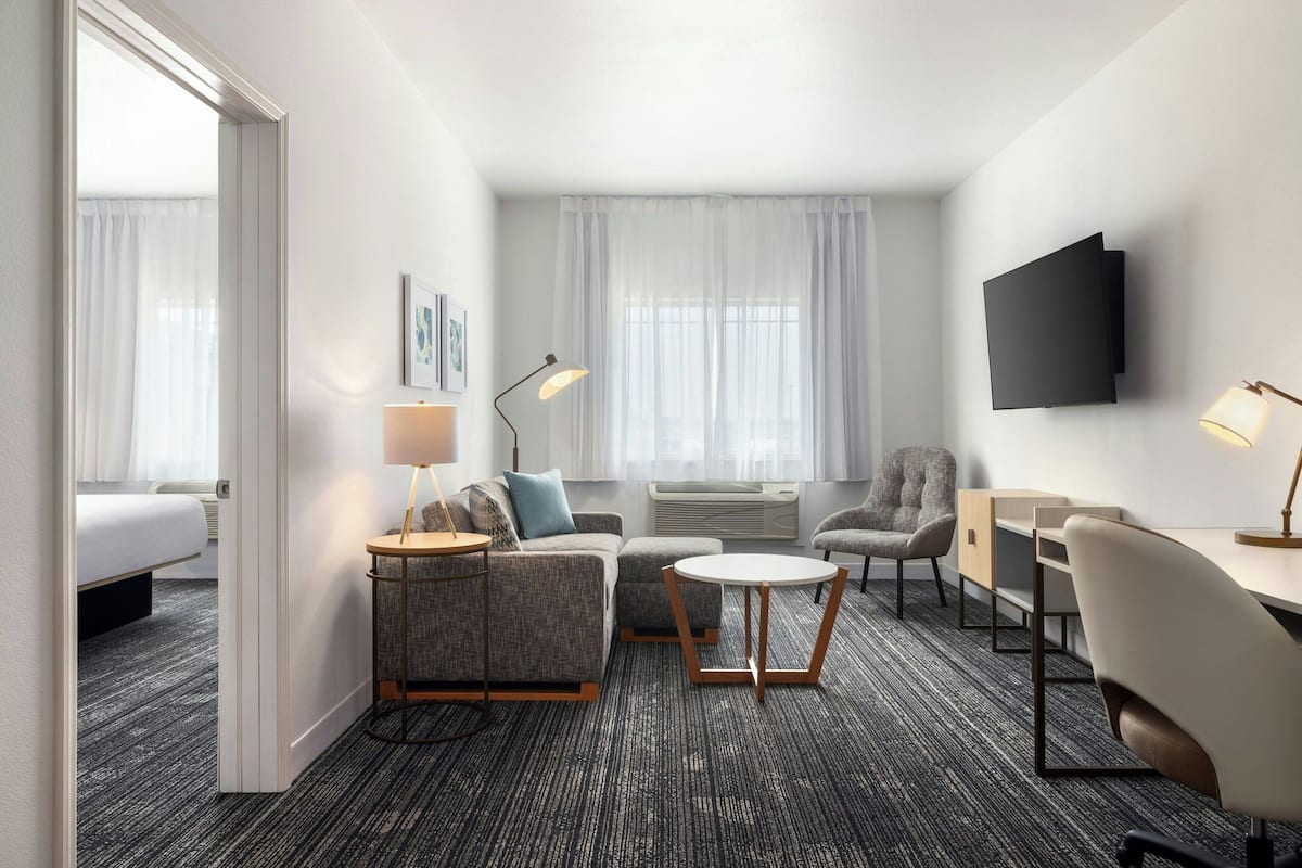 Suite, 1 soverom | Oppholdsområde | En 37-tommers Flatskjerm-TV med kabel-kanaler samt TV og DVD-spiller