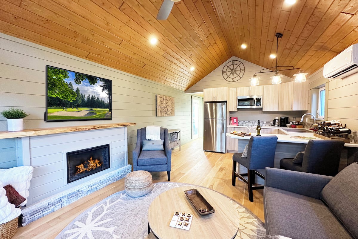 deluxe cabin | living area | lcd tv