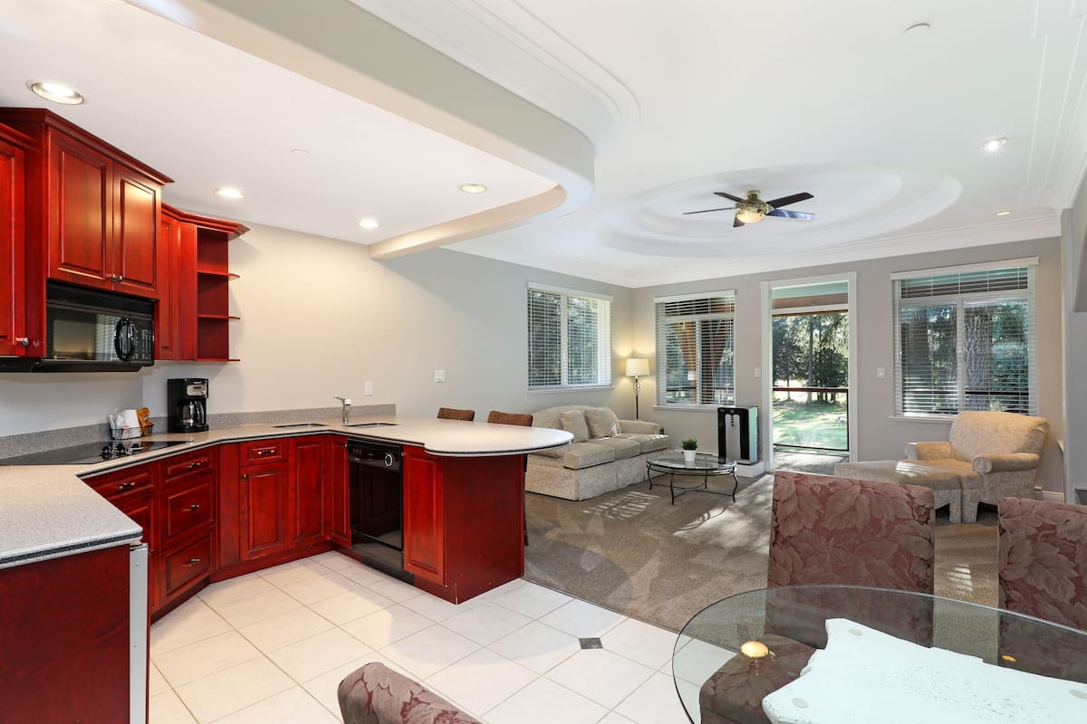 suite, 1 bedroom, jetted tub | living area | lcd tv