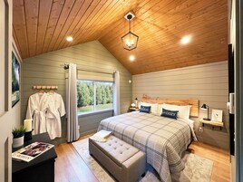 Comfort Cabin | Premium bedding, individually decorated, individually furnished