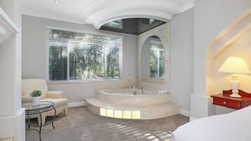 Suíte, 1 quarto, banheira de hidromassagem | Banheira de hidromassagem particular