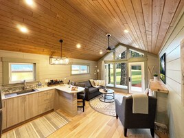 Deluxe Cabin | Private kitchen | Coffee/tea maker, electric kettle, cookware/dishes/utensils