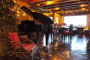Serviço de café da manhã, almoço, jantar; vistas para o jardim