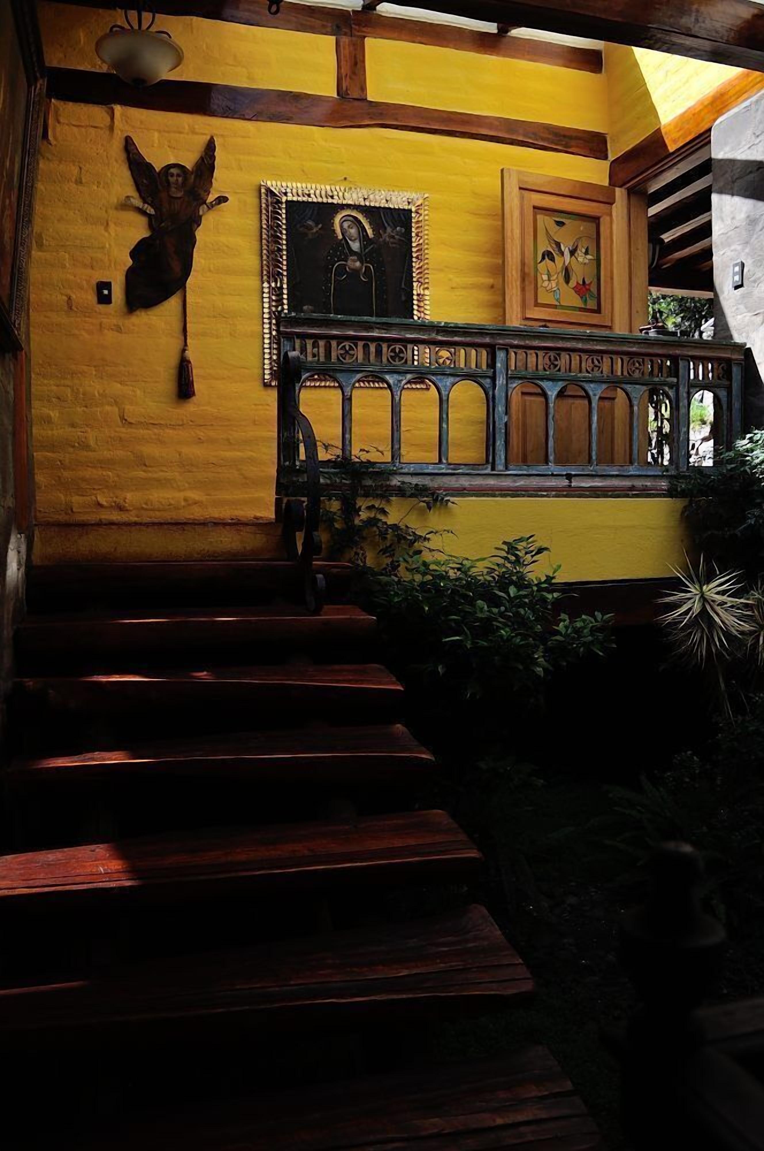 superior suite, 2 queen beds | staircase