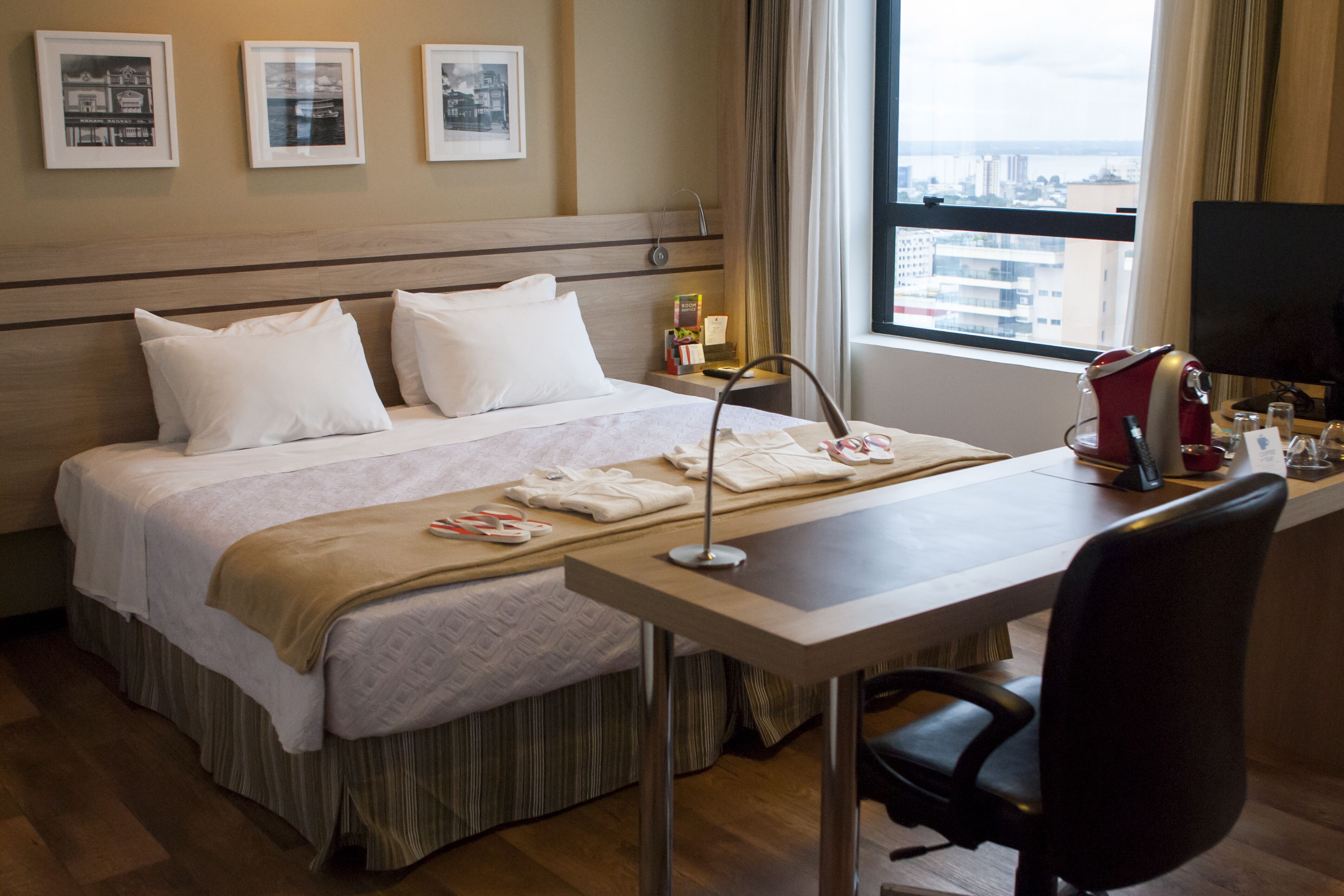 Minibar, coffres-forts dans les chambres, bureau, rideaux occultants