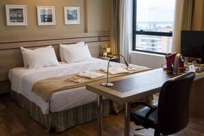 高級雙人房 | 迷你吧、客房內保險箱、書桌、遮光布/窗簾