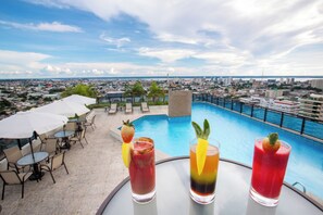 A rooftop bar with a pool view, outdoor seating, and three drinks on a table. - Hotel Intercity Manaus (Manaus)
