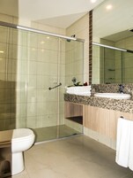 Ducha, artículos de tocador gratuitos, secador de pelo, toallas