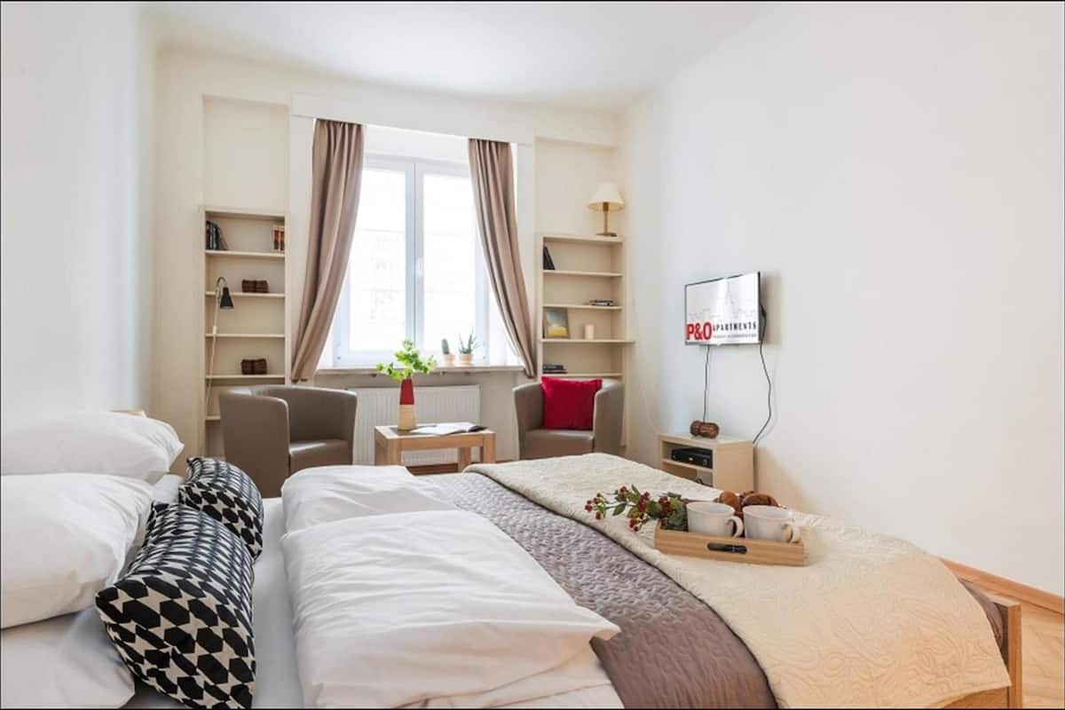 Studio Apartment (at 9 Podwale Street) | Desk, soundproofing, iron/ironing board, rollaway beds (surcharge)