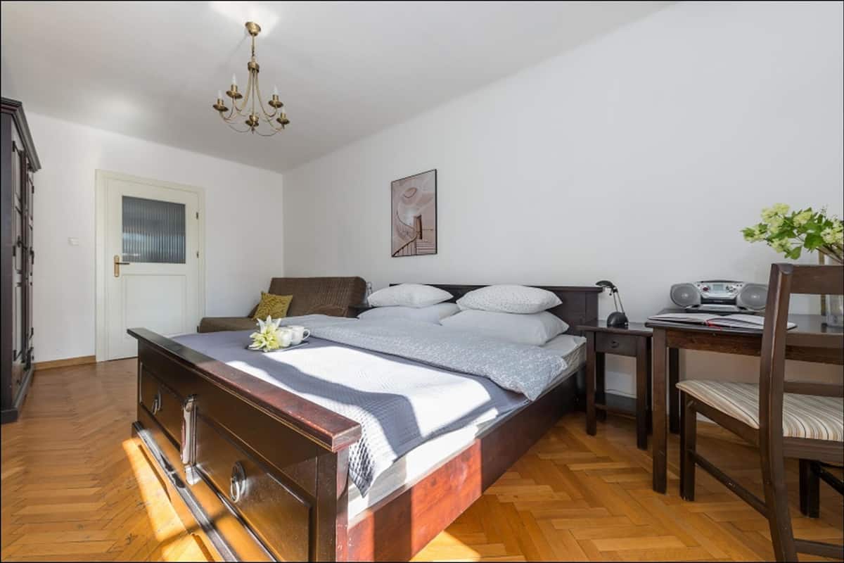 Appartamento, 1 camera da letto (at 12 Miodowa Street) | Con stile personalizzato, con arredamento individuale, una scrivania
