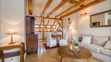 Apartment, 1 Schlafzimmer (at 9 Podwale Street) | Individuell dekoriert, individuell eingerichtet, Schreibtisch