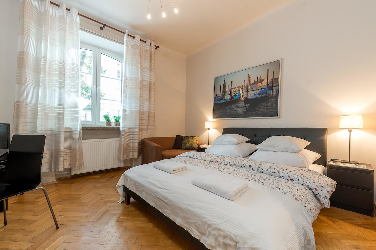 Studio Apartment (at 12 Miodowa Street) | Desk, soundproofing, iron/ironing board, rollaway beds (surcharge)