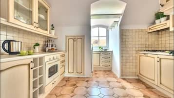 Apartment, 3 Schlafzimmer (at 12 Miodowa Street) | Eigene Küche | Großer Kühlschrank, Ofen, Herdplatte, Wasserkocher