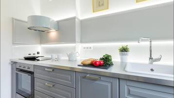 Executive-Apartment, 1 Schlafzimmer (at 7 Zakroczymska Street) | Individuell dekoriert, individuell eingerichtet, Schreibtisch