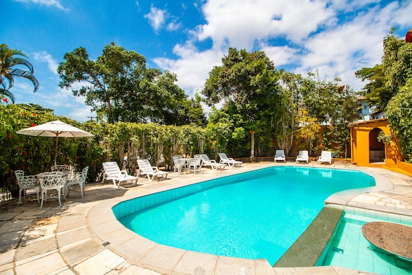 Piscina all'aperto, lettini