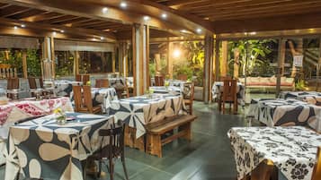 Serveert ontbijt, lunch, diner, lokale gerechten, tuinzicht