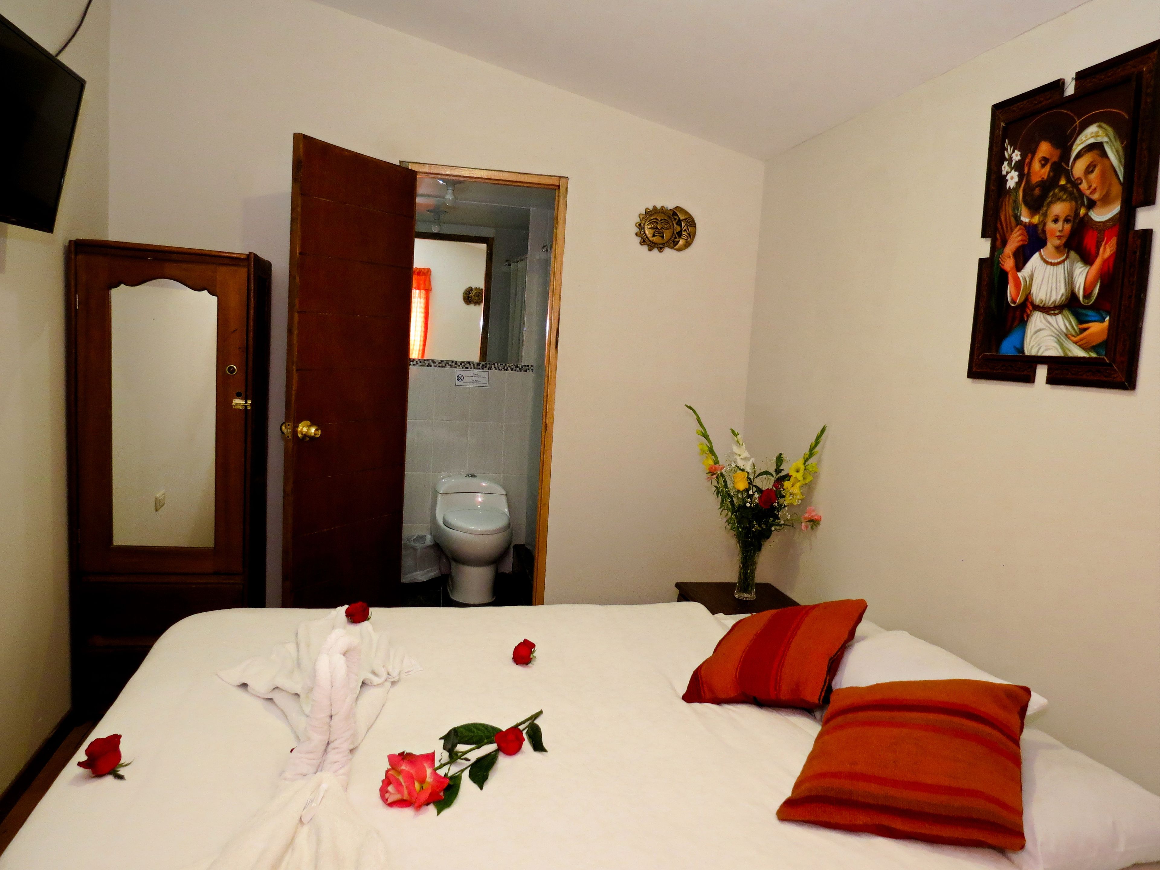 Superior Double Room | Bathroom | Shower, free toiletries, hair dryer, towels