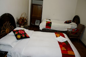 Triple Room | Cots/infant beds, rollaway beds, free WiFi, bed sheets - Casa La Sambleña INN (Cusco)