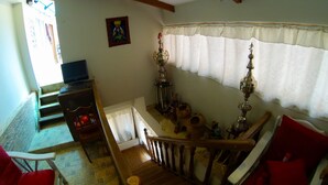 A staircase with wooden railings leading to a landing. - Casa La Sambleña INN (Cusco)