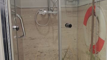 Doppelzimmer | Badezimmer | Dusche, Hydromassagedusche, kostenlose Toilettenartikel, Haartrockner