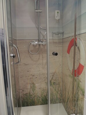 Double Room | Bathroom | Shower, hydromassage showerhead, free toiletries, hair dryer