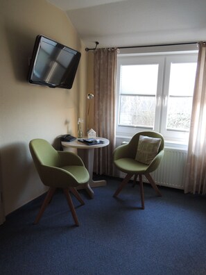 Premium bedding, down duvets, pillow-top beds, in-room safe - Hotel Ostfriesland (Norden)