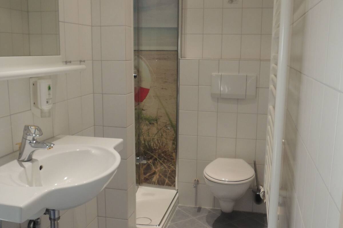 double room with adjoining single room | bathroom | shower, hydromassage showerhead, free toiletries, hair dryer