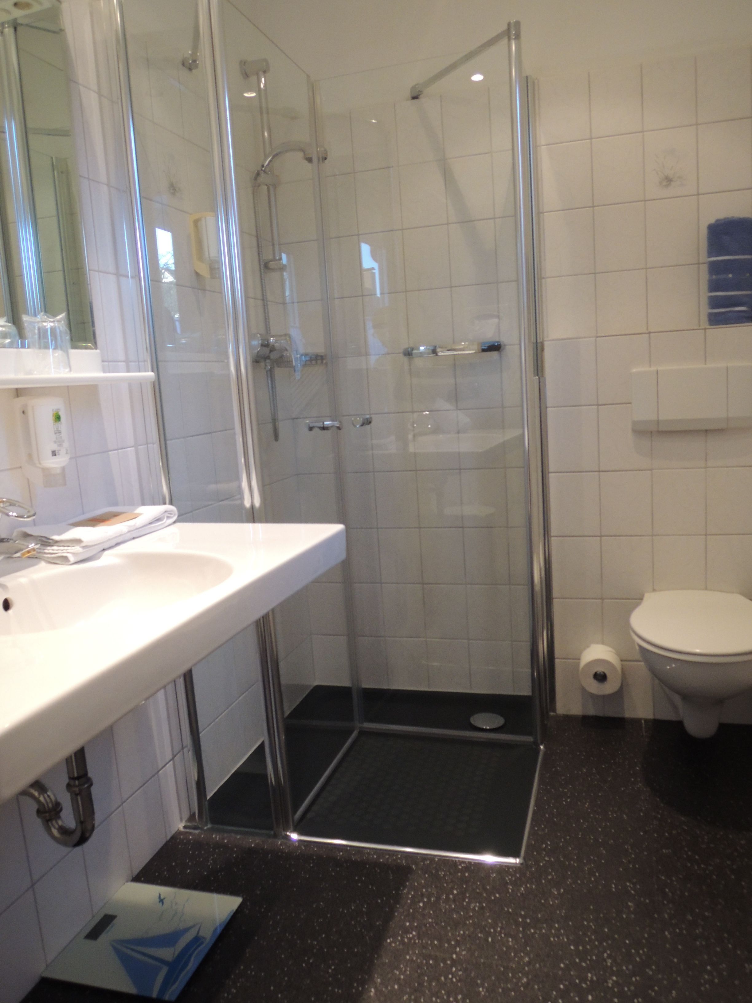 double room with adjoining single room | bathroom | shower, hydromassage showerhead, free toiletries, hair dryer