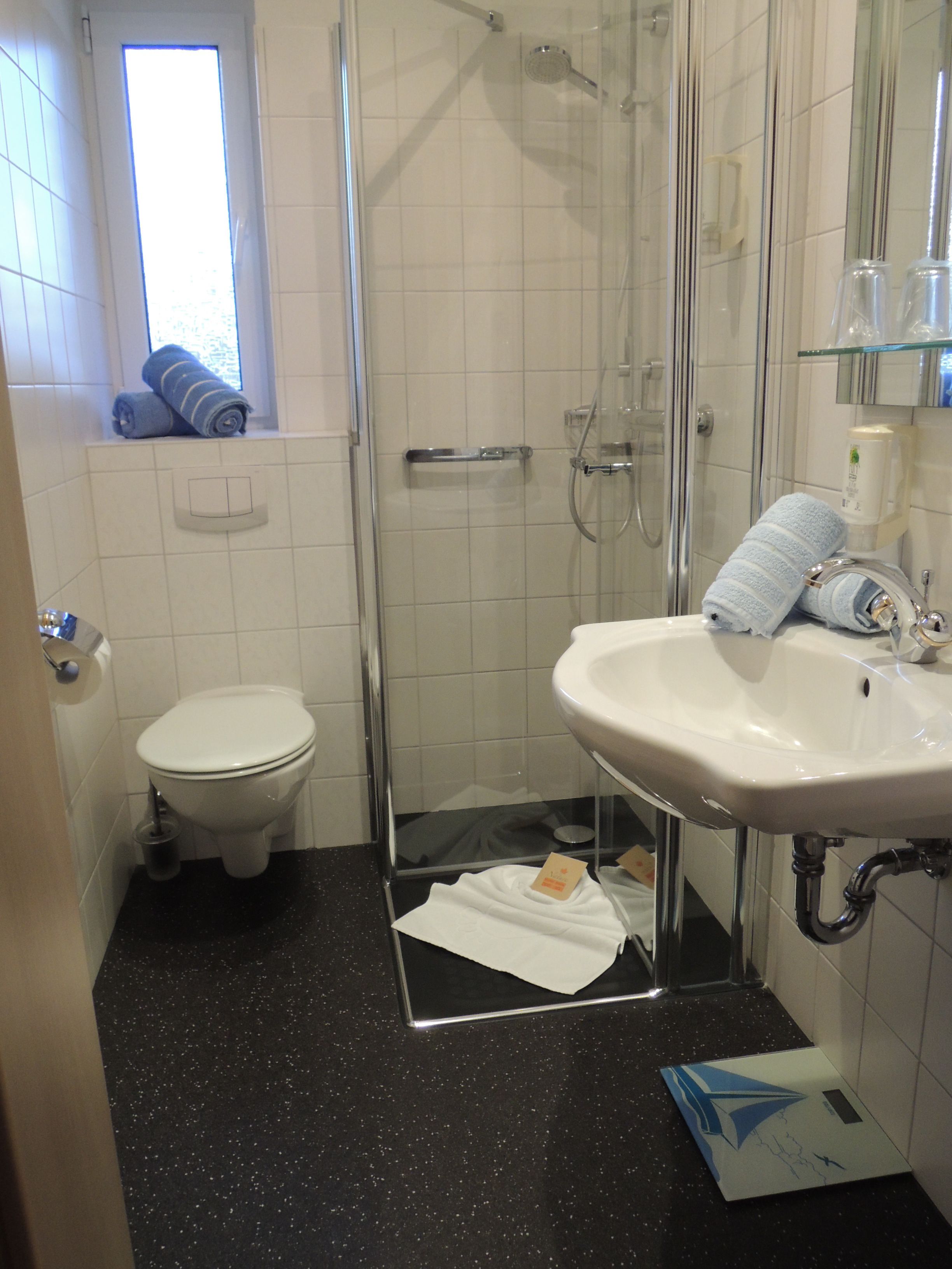 double room | bathroom | shower, hydromassage showerhead, free toiletries, hair dryer