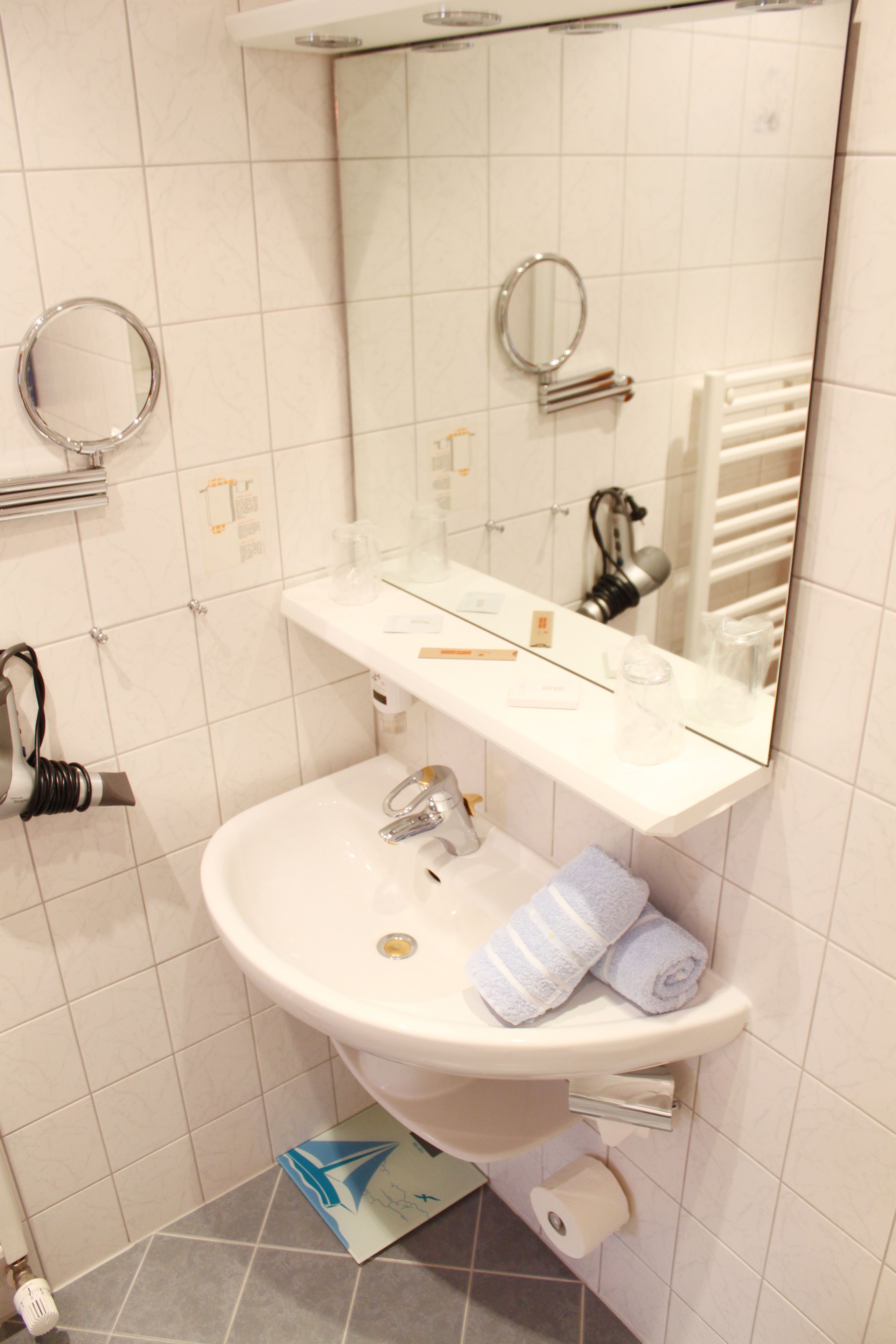 basic double room | bathroom sink