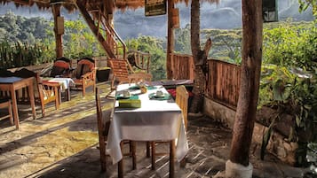 Se sirven desayunos, comidas, cenas y cocina peruana con vista al jardín