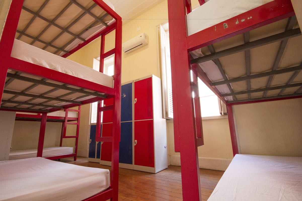 Kamar, asrama campuran, kamar mandi umum (9 Camas ) | Minibar, brankas, dan Wi-Fi gratis