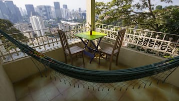 Suíte, sacada | Frigobar, cofres nos quartos, Wi-Fi de cortesia