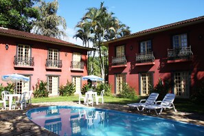 Outdoor pool, free cabanas, pool umbrellas - Pousada Portal de Paraty (Paraty)