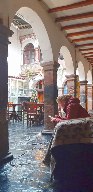 Interior entrance - Pirwa Colonial Hostel (Cusco)