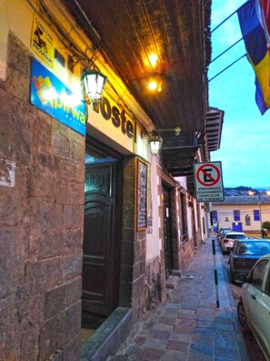 A hostel with a sign indicating it is connected to Wi-Fi. - Pirwa Colonial Hostel (Cusco)