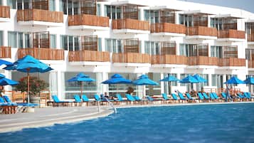 Utomhuspool och solstolar