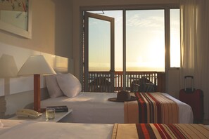 Minibar, coffres-forts dans les chambres, bureau, chambres insonorisées