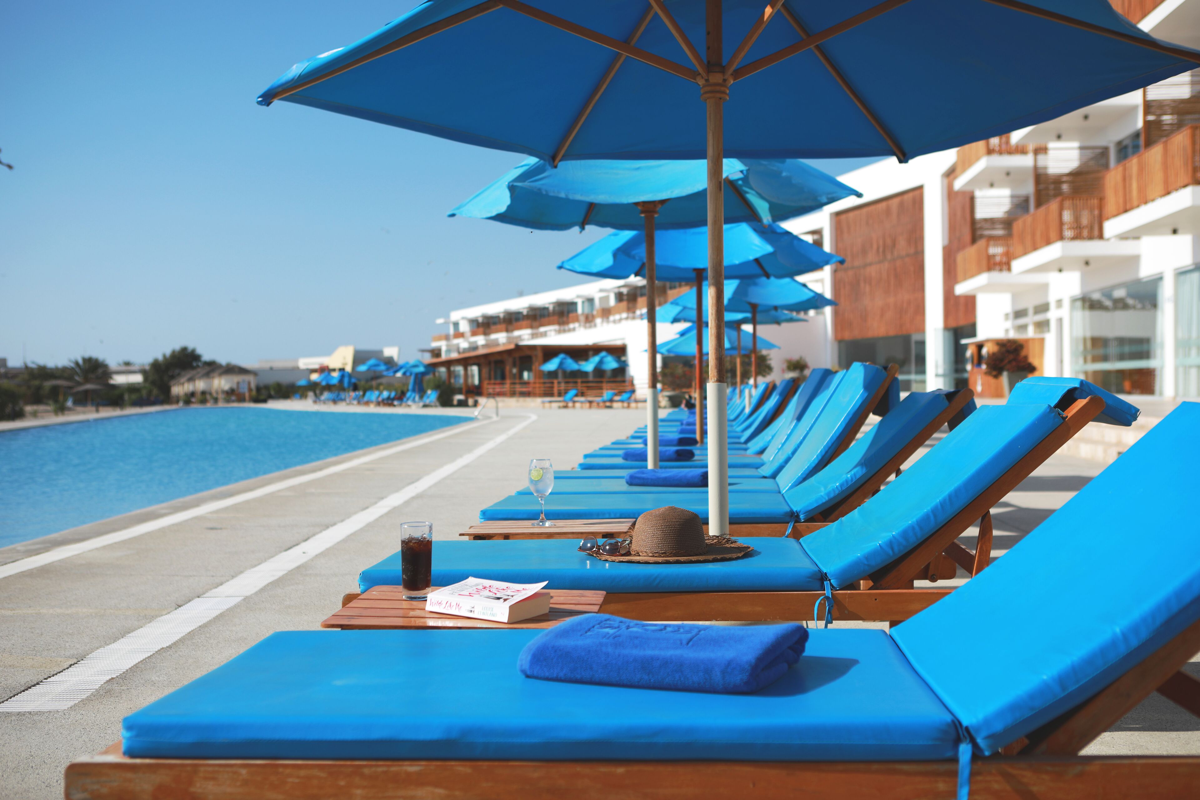 室外游泳池，日光浴躺椅