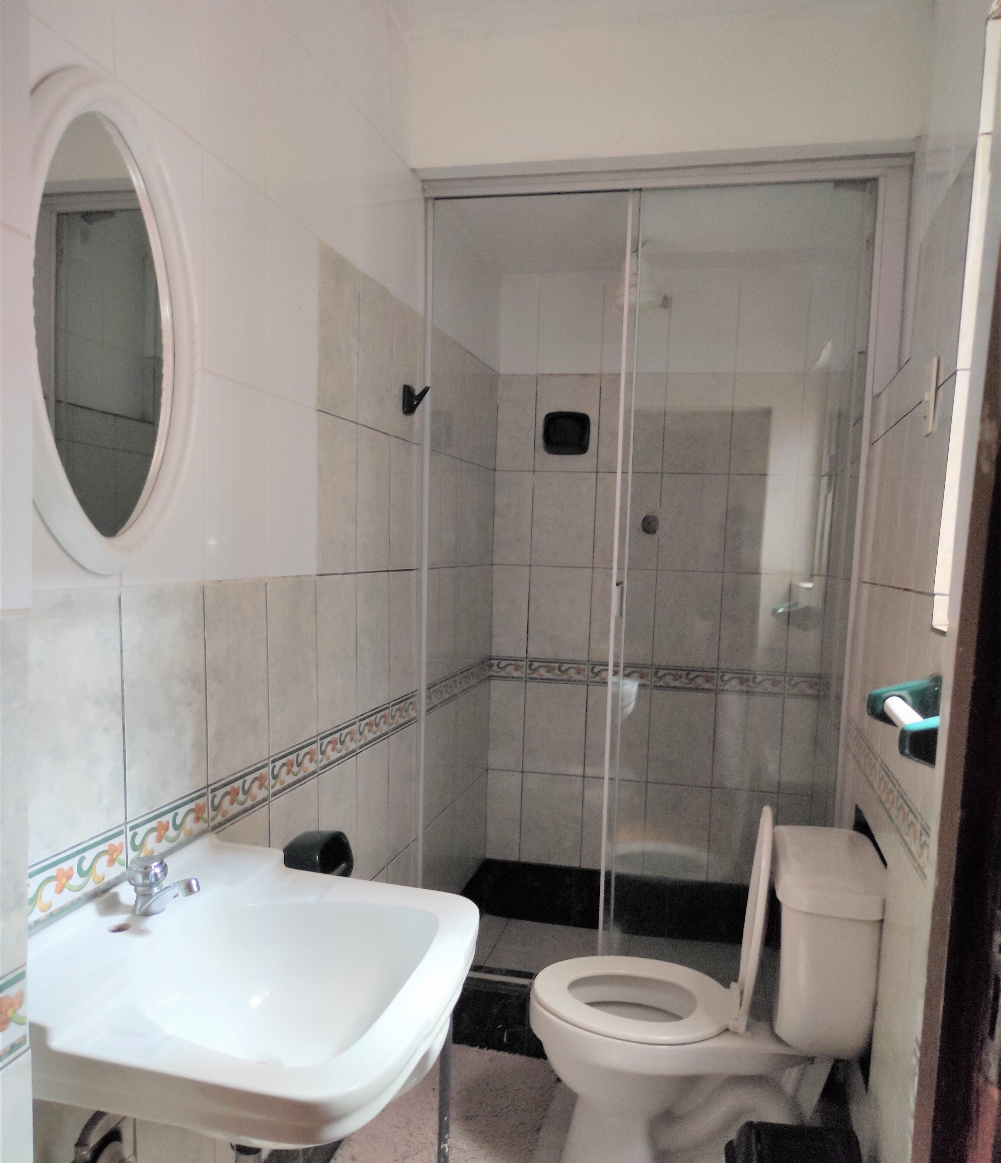 Quarto triplo | Banheiro | Chuveiro, chuveiro com efeito de chuva, produtos de toalete grátis 