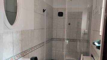 Quarto triplo | Banheiro | Chuveiro, chuveiro com efeito de chuva, produtos de toalete grátis