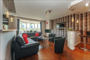 Departamento (for 8 Adults - at 2/4/6 Lucka Street) | Edredón, escritorio, insonorización y tabla de planchar con plancha 