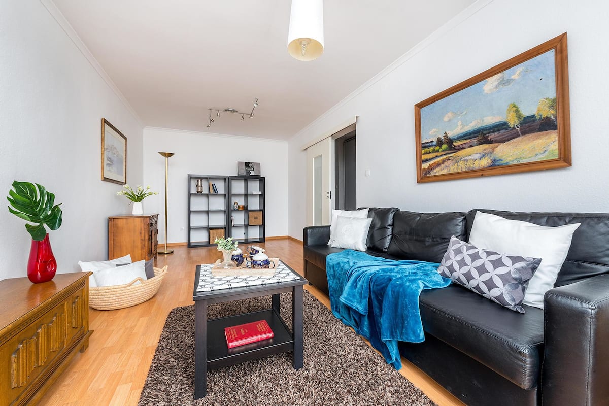 Departamento, 2 habitaciones (at 9 Grzybowska Street) | Área de sala de estar | Televisión de 21 pulgadas con canales por cable