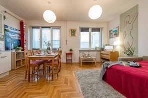 Studio (2 Adults - at 85 Marszalkowska Street) | Couette en duvet d'oie, bureau, chambres insonorisées
