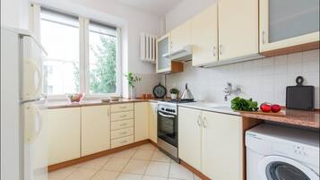 Studio (3 adults - at 17A Elektoralna Street) | Cuisine privée | Grand réfrigérateur, plaque de cuisson, lave-vaisselle