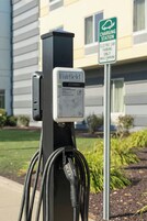 Una estación de carga con un cartel que indica que es solo para coches eléctricos durante la carga.