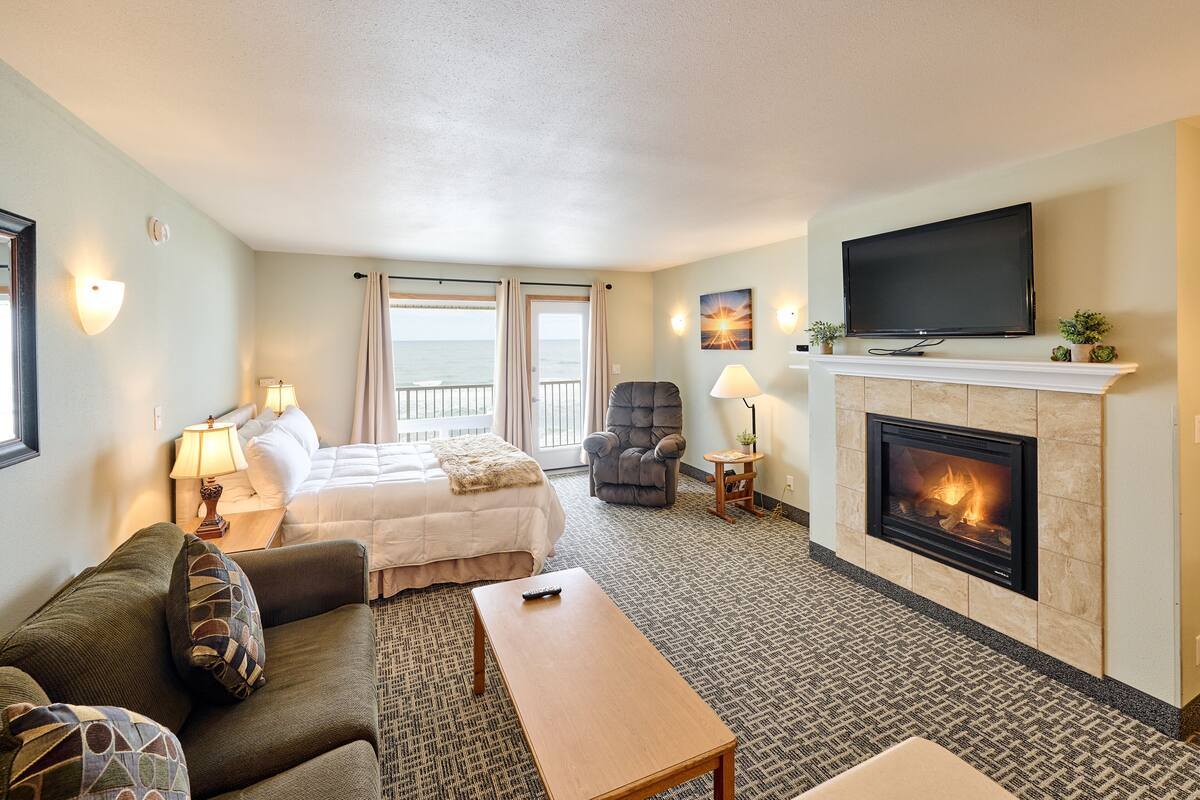 Deluxe Condo, 1 Bedroom, Fireplace, Ocean View | Iron/ironing board, WiFi (free), alarm clocks, individually decorated