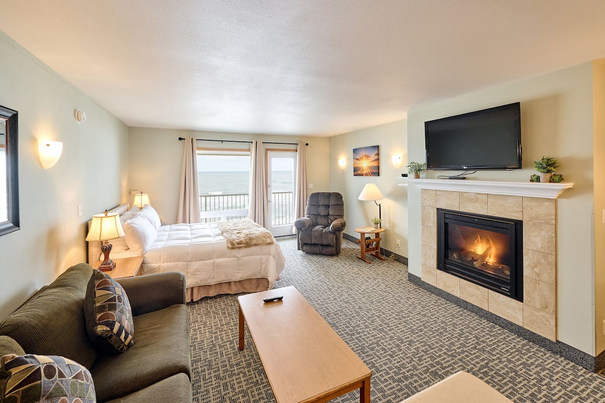 Deluxe Condo, 1 Bedroom, Fireplace, Ocean View | 1 bedroom, individually decorated, individually furnished