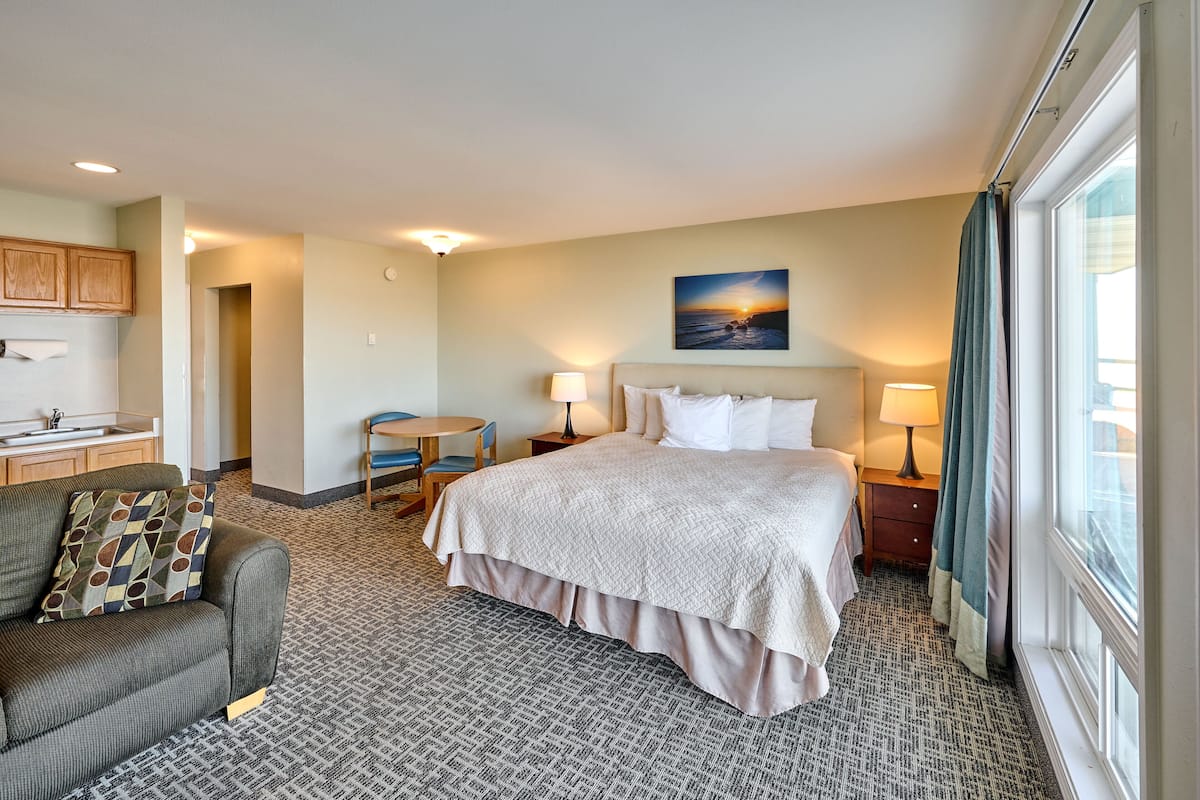 Premium Studio, 1 King Bed, Ocean View, Ground Floor | Iron/ironing board, WiFi (free), alarm clocks, individually decorated
